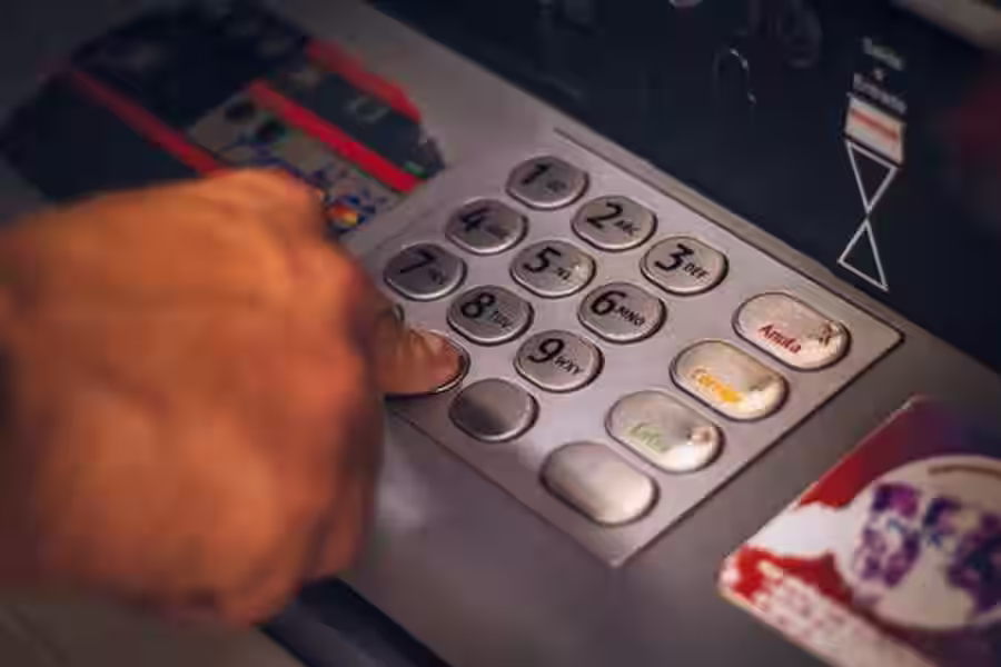 प्रयागराज में अनोखा ATM फ्रॉड, बैंककर्मी बन जान लिया PIN और किया खेल