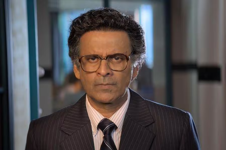 Governor Movie Review: मनोज बाजपेयी ने जीता दिल, लेकिन कहानी छोड़ गई कुछ सवाल
