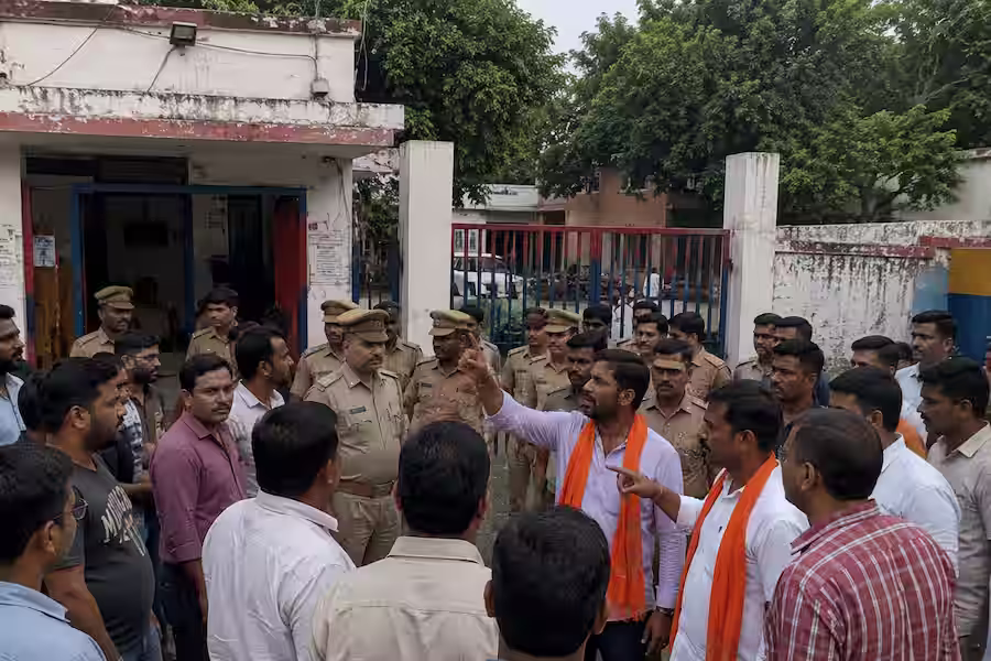 अलीगढ़ में महिला ने ससुर पर दुष्कर्म का लगाया आरोप, थाने पर भाजपा कार्यकर्ताओं का हंगामा