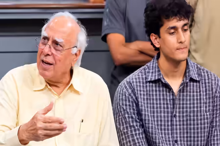 कपिल सिब्बल ने CJP को ₹1 करोड़ देने का ऐलान, छात्रों की कानूनी मदद के लिए बढ़ाया हाथ