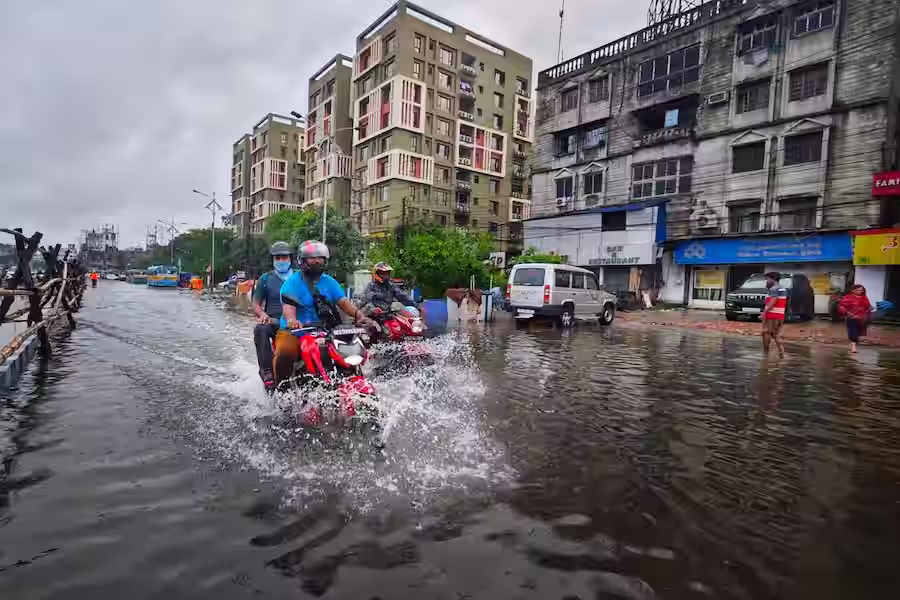 मुंबई में बारिश का कहर, लैंडस्लाइड से 20 ट्रेनें रद्द; पुणे एक्सप्रेसवे बंद, स्कूल-कॉलेजों में छुट्टी