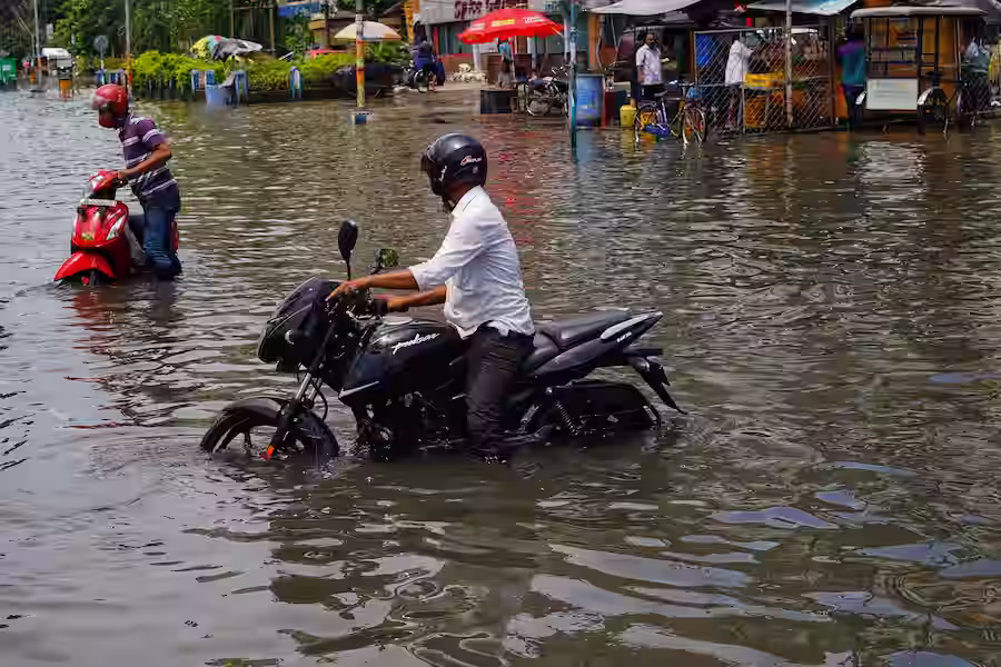 UP में भारी बारिश और बिजली गिरने से 7 लोगों की मौत, कई जिलों में IMD का रेड अलर्ट