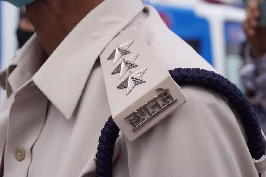 बर्खास्त सिपाही सुनील शुक्ला को अविमुक्तेश्वरानंद का ऑफर, बोले- देंगे ₹1 लाख महीने की नौकरी