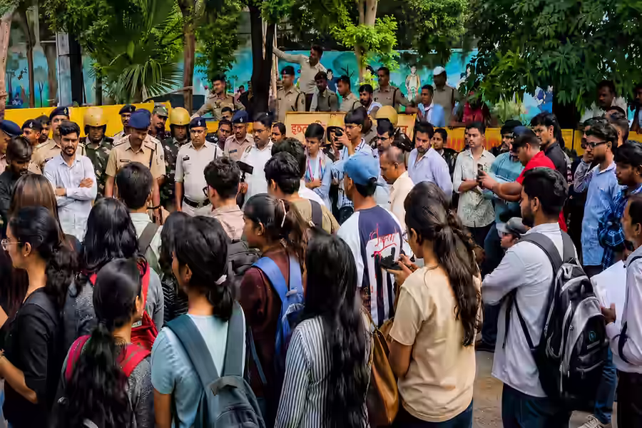NEET UG मेरिट लिस्ट पर NSUI का विरोध तेज, खाली थाली लेकर स्वास्थ्य मंत्री के आवास की ओर बढ़े प्रदर्शनकारी