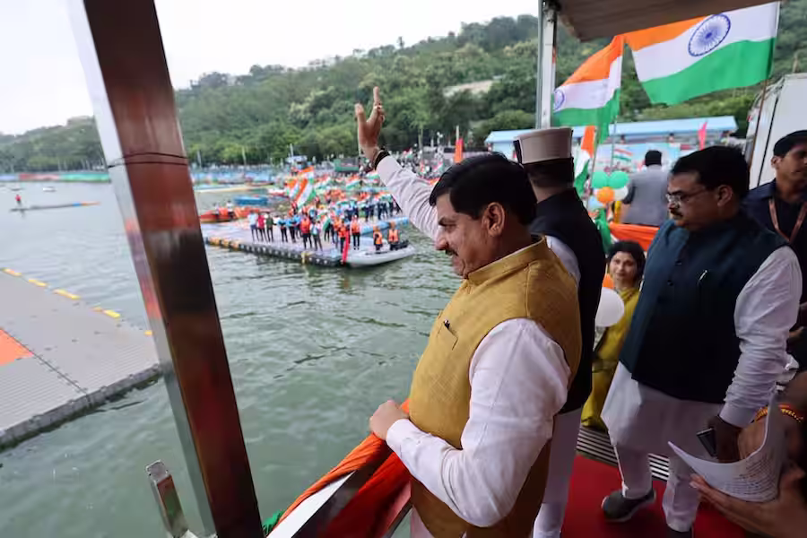 भोपाल में पहली बार पानी पर लहराया तिरंगा, CM मोहन यादव ने निकाली नौका यात्रा
