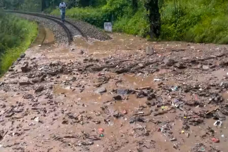 हिमाचल में आसमान से आफत! मानसून ने ली 253 जानें, 98 सड़कें बंद और 107 ट्रांसफॉर्मर ठप 3 हिमाचल में आसमान से आफत! मानसून ने ली 253 जानें, 98 सड़कें बंद और 107 ट्रांसफॉर्मर ठप