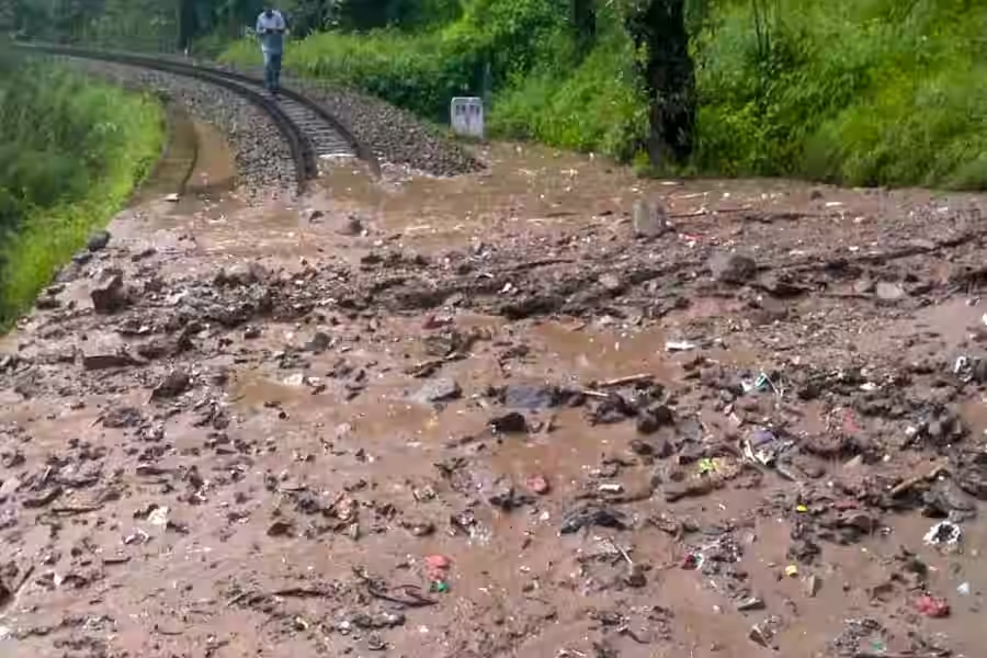 हिमाचल में आसमान से आफत! मानसून ने ली 253 जानें, 98 सड़कें बंद और 107 ट्रांसफॉर्मर ठप