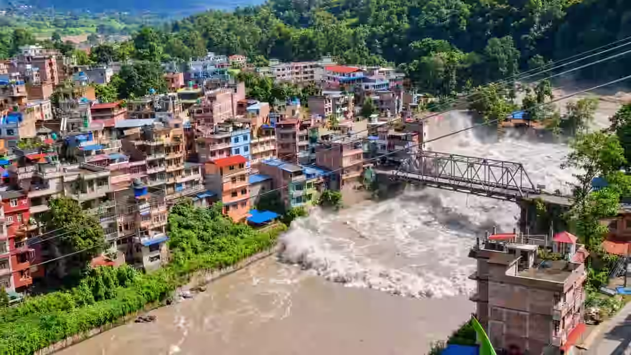 नेपाल में भारी बारिश से बिहार पर बाढ़ का खतरा, गंडक किनारे 6 जिलों में अलर्ट; 3 मीटर तक बढ़ सकता है पानी