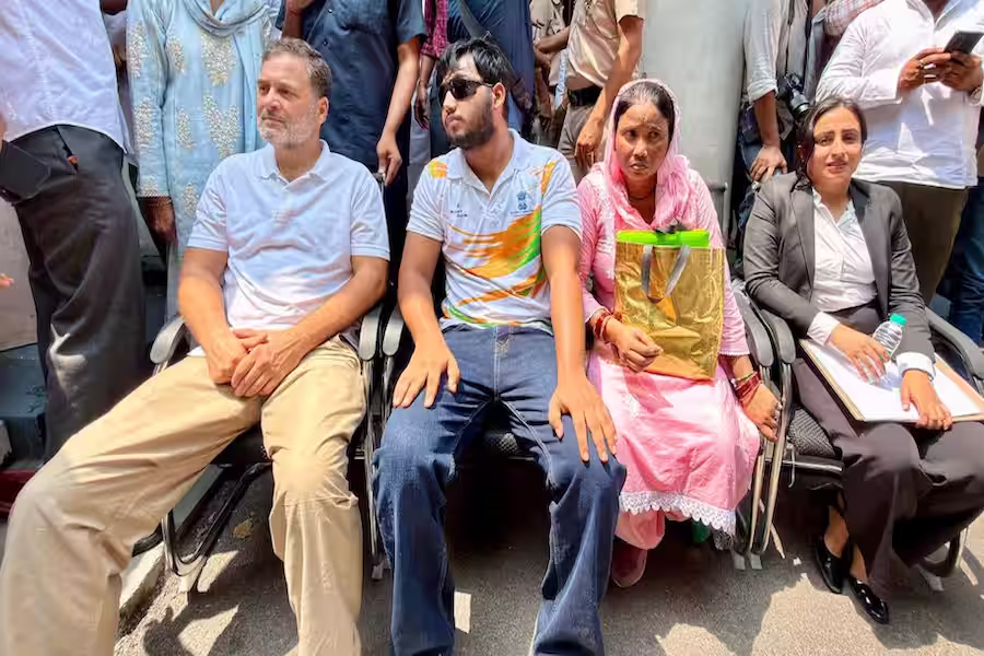 पैलेट गन पीड़ित संग थाने पहुंचे राहुल गांधी, बोले- FIR होने तक नहीं हटेंगे