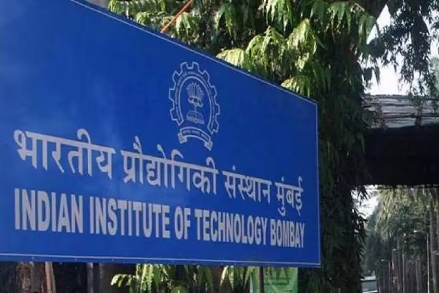 IIT बॉम्बे में प्रदर्शन तेज, वर्षा गायकवाड़ हिरासत में; छात्र की मौत के मामले में प्रोफेसर डूला पर कार्रवाई की मांग