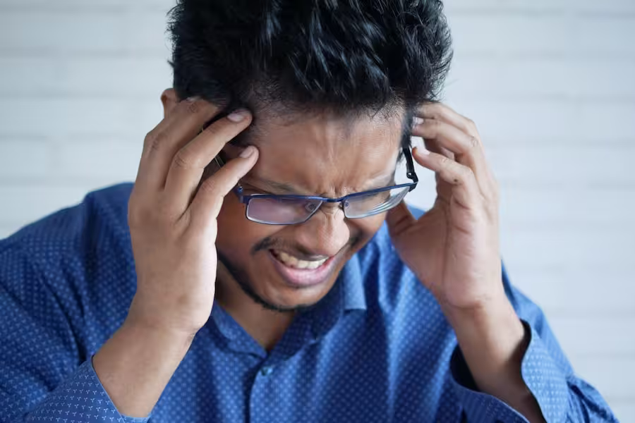 बात-बात पर गुस्सा, चीजें पटकना और परिवार का डरना, जानें गुस्सा कंट्रोल करने के सही तरीके