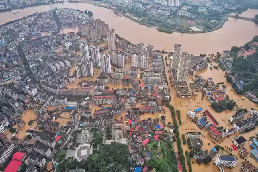 चीन में मूसलाधार बारिश से बिगड़े हालात, 31 हजार लोगों को छोड़ना पड़ा घरबार
